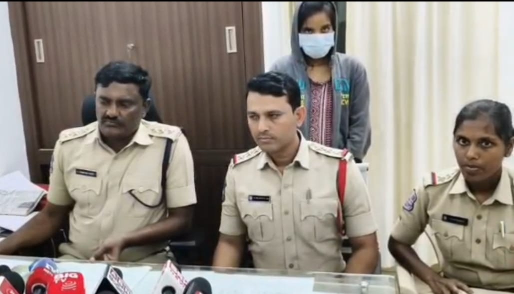 ప్రేమ వివాహానికి ఒప్పుకోలేదని తల్లిదండ్రులను హత్య చేసిన కన్న కూతురు