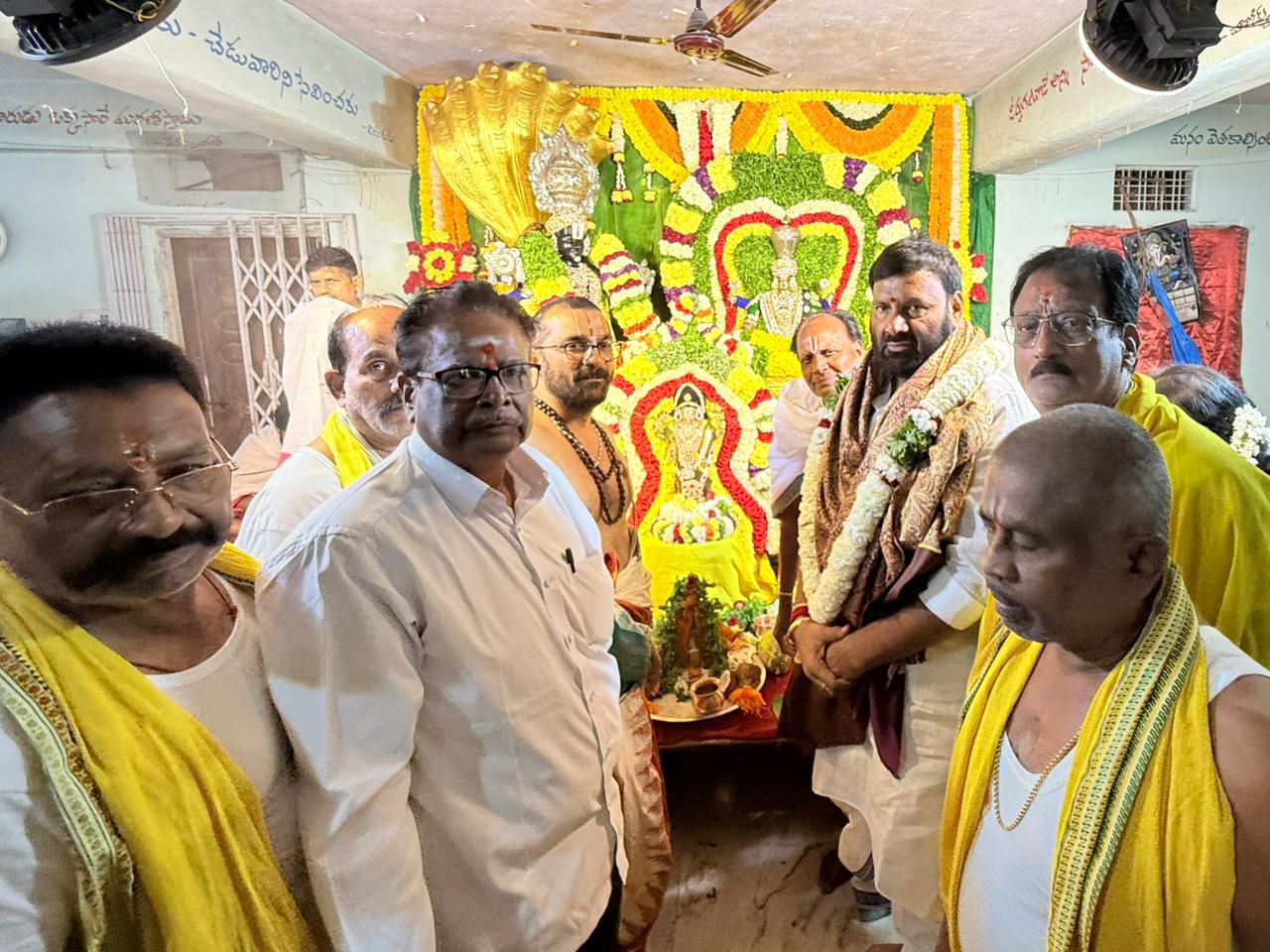 అమృతాలయ ఏకాదశి వార్షిక బ్రహ్మోత్సవాలకు ముఖ్య అతిథిగా హాజరైన మాజీ ఎమ్మెల్యే