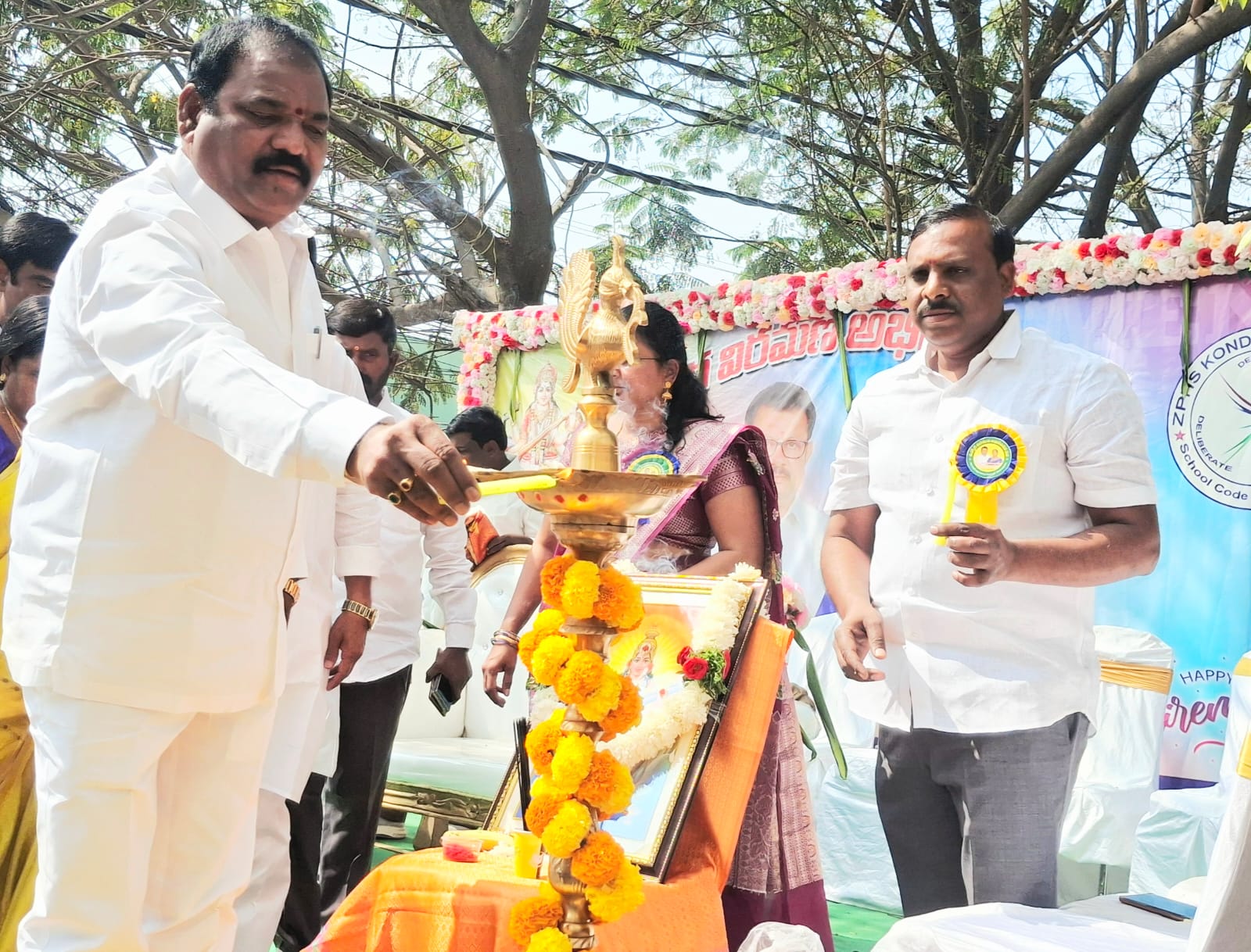 శేరిలింగంపల్లి డివిజన్ లోగల కొండాపూర్ ZPHS గెజిటెడ్ ప్రధానోపాధ్యాయురాలు