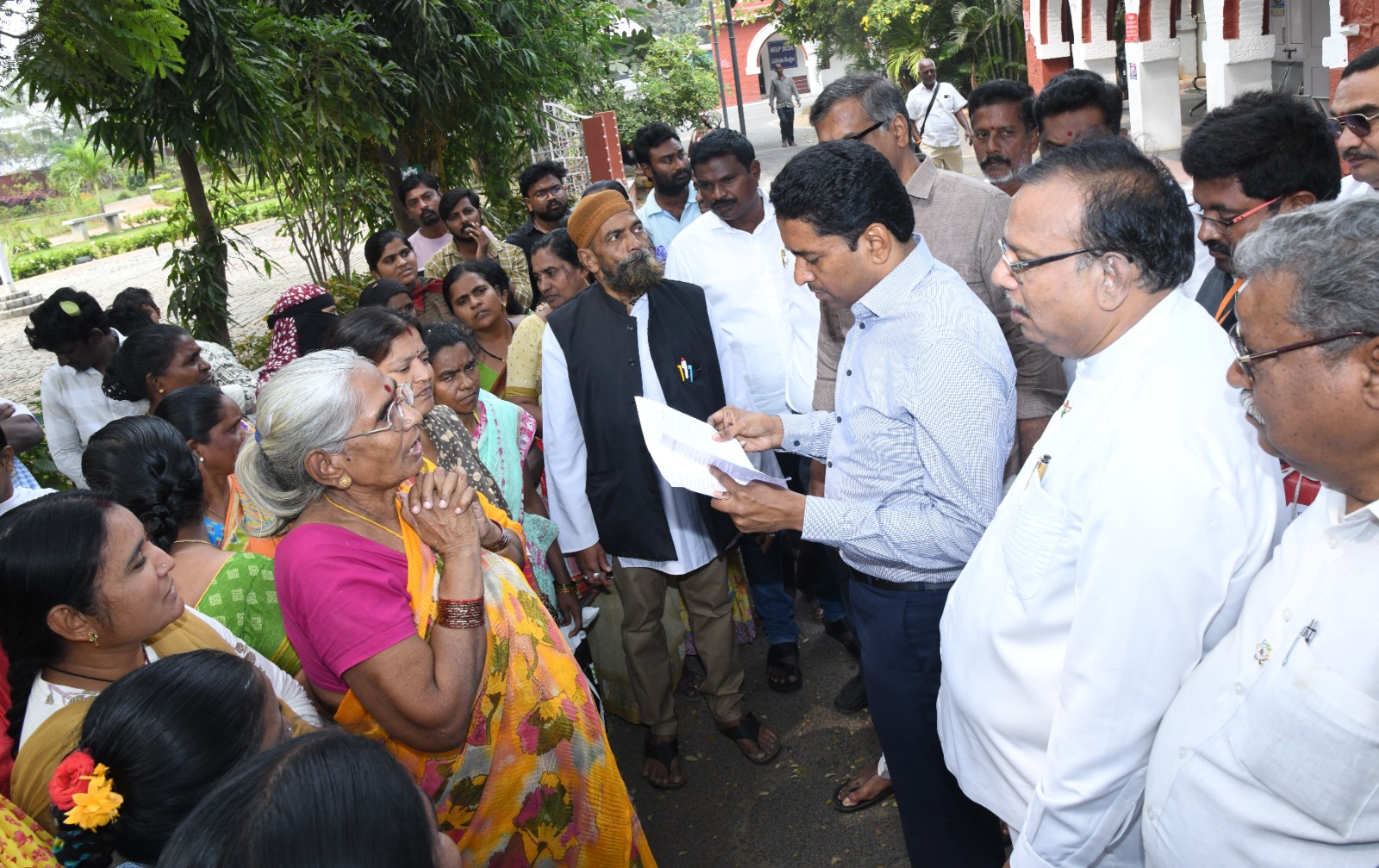 పేదలకు ఇళ్ళు కేటాయించడానికి ప్రభుత్వం సిద్ధంగా ఉంది..