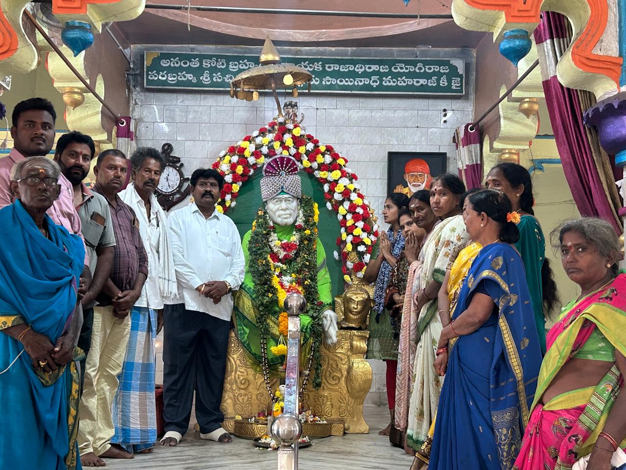 సాయి మందిరంలో ప్రత్యేక పూజలు, అన్నదాన కార్యక్రమం.