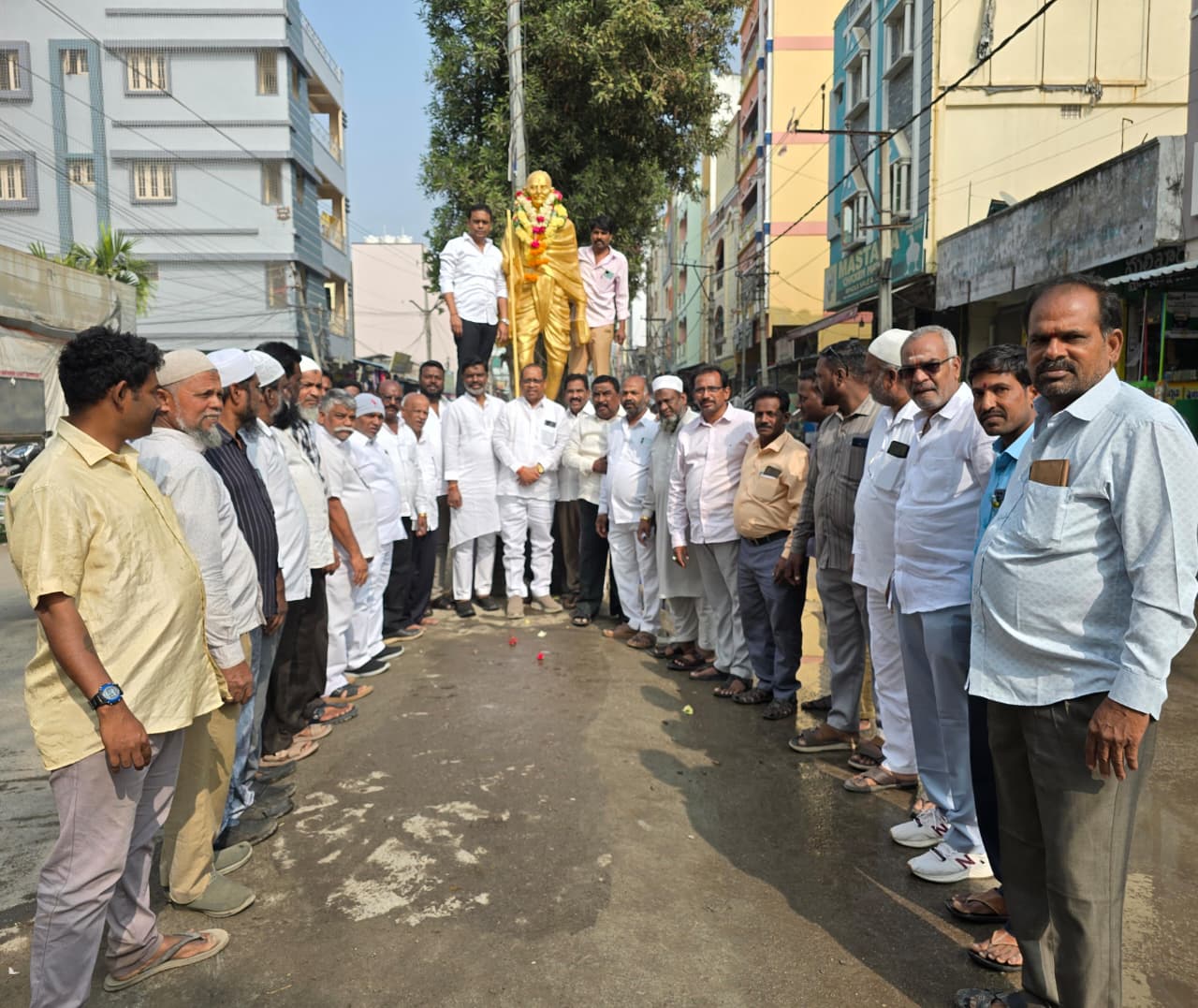 జాతిపిత విగ్రహానికి నివాళులు అర్పించిన కార్పొరేటర్ వెంకటేష్ గౌడ్