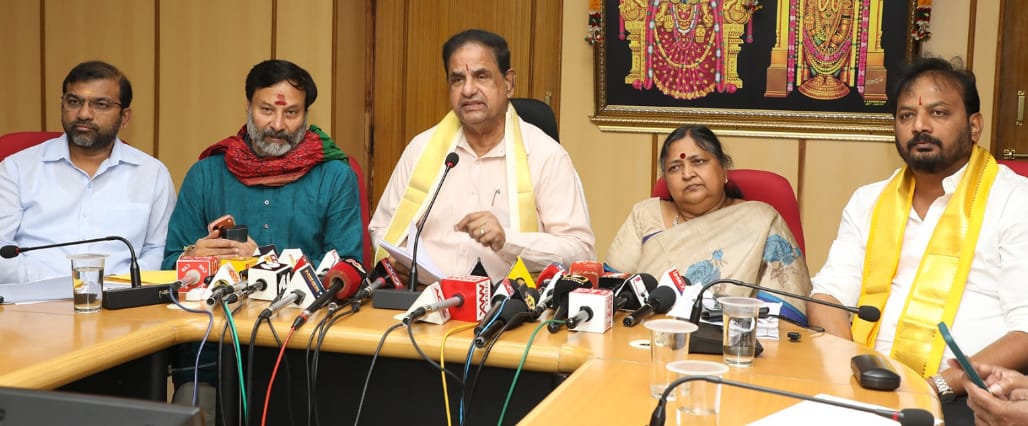 హిందువులకు జగన్ అండ్ కో.. క్షమాపణ చెప్పాలి
