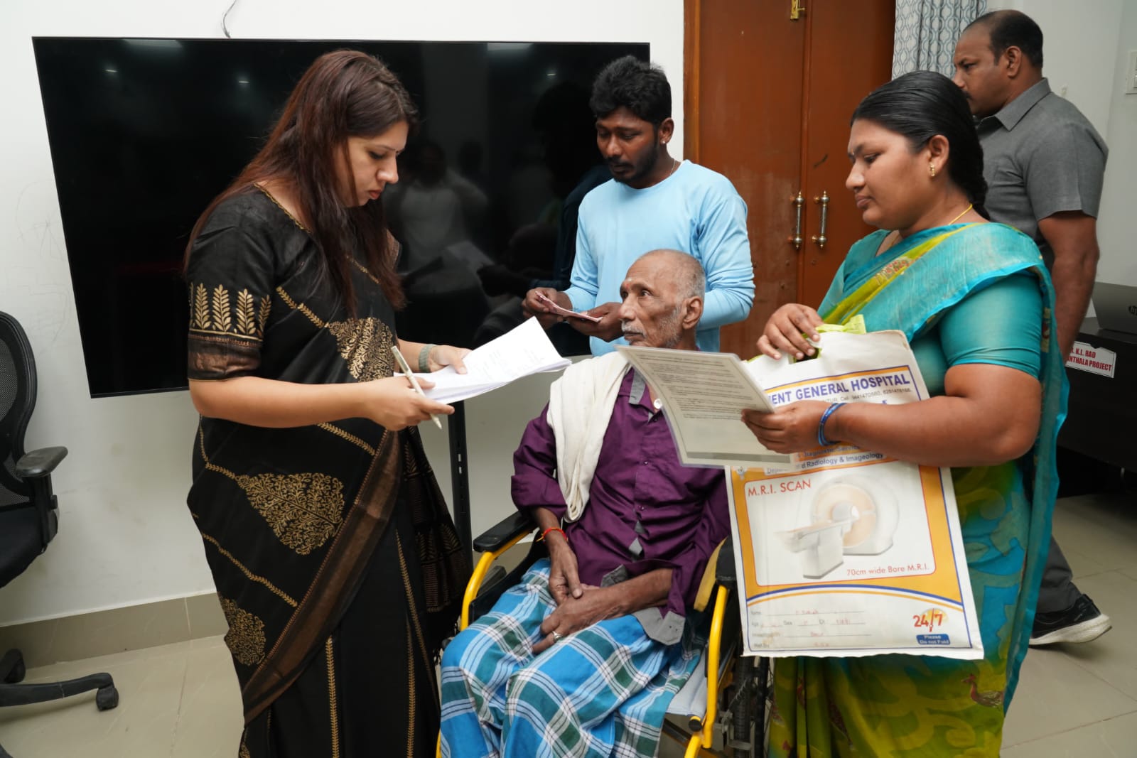 మానవత్వం చాటుకున్న పల్నాడు కలెక్టర్ కృతిక శుక్ల