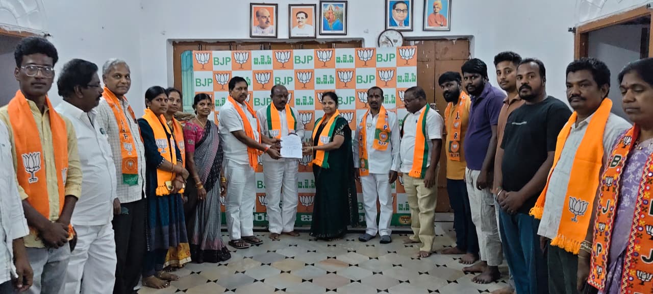 బిజెపిని గెలిపించాలని 33 వ వార్డు అభ్యర్థి బచ్చు సౌజన్య ఇంటింటి ప్రచారం