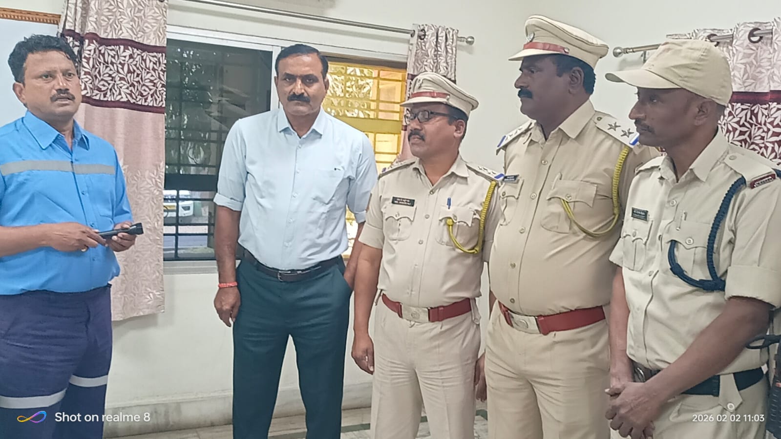 సెక్యూరిటీ గార్డు లకు టార్చిలైట్లు, ఫైబర్ లాఠీలు అందజేసిన అర్జీ వన్ జి.ఎం.లలిత్ కుమార్.