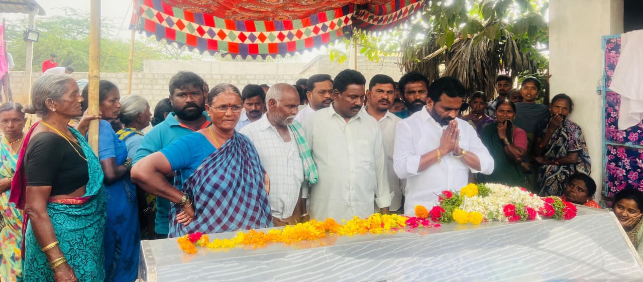టేకుమట్లలో జాల మల్లమ్మ మృతి కుటుంబాన్నీ పరామర్శించిన వట్టె జానయ్య యాదవ్