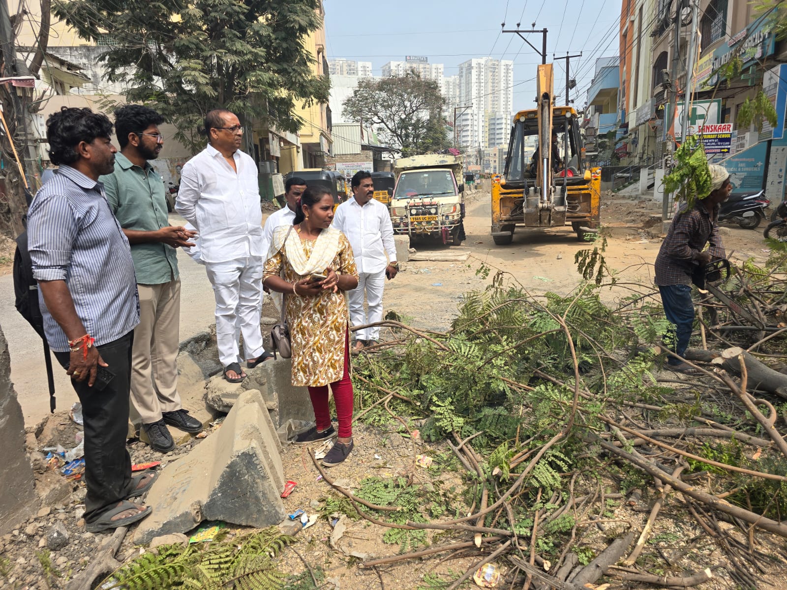 రోడ్డు విస్తరణ పనులను పరిశీలించిన కార్పొరేటర్ వెంకటేష్ గౌడ్