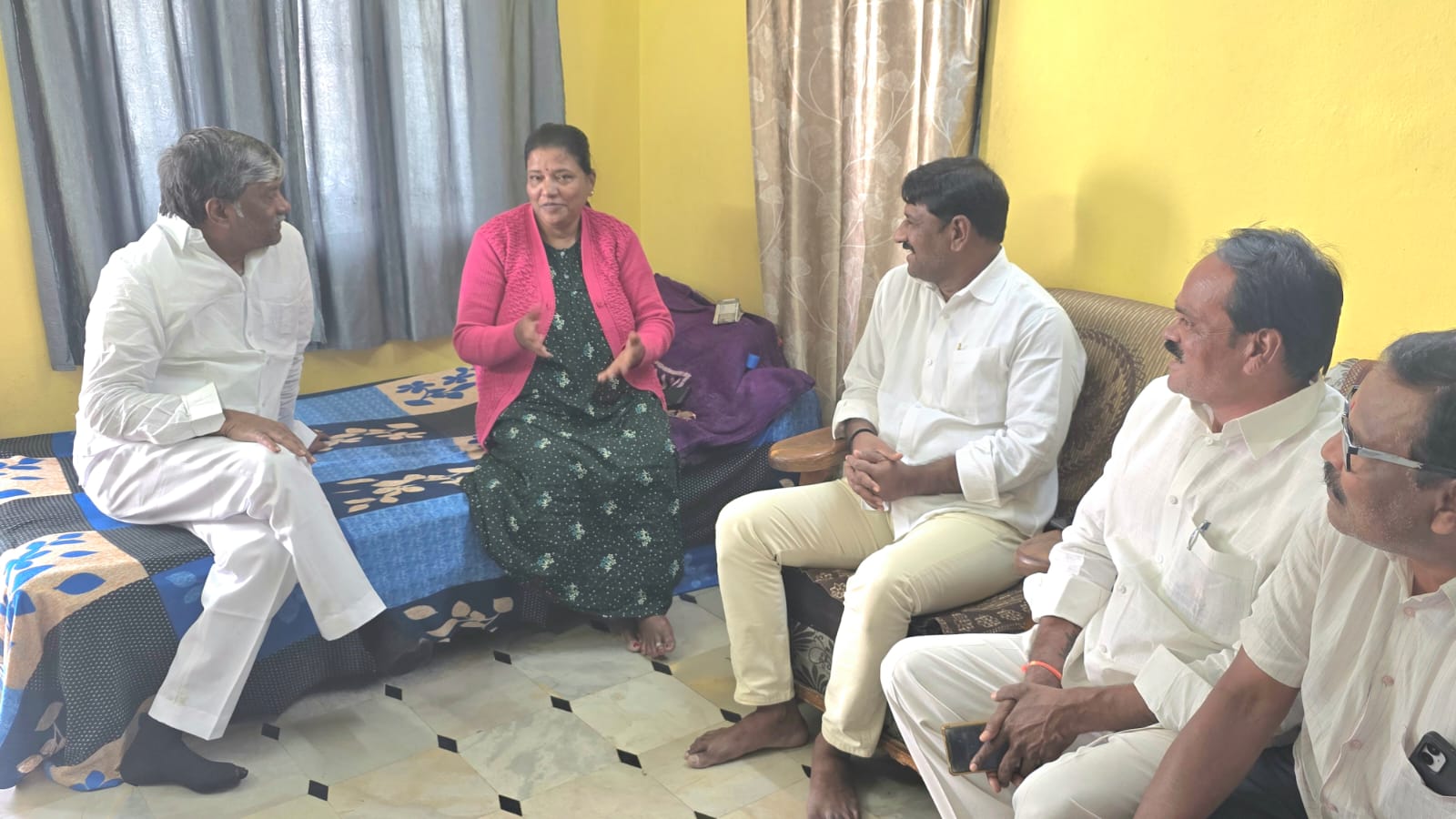 సీనియర్ నాయకురాలికి పరామర్శ