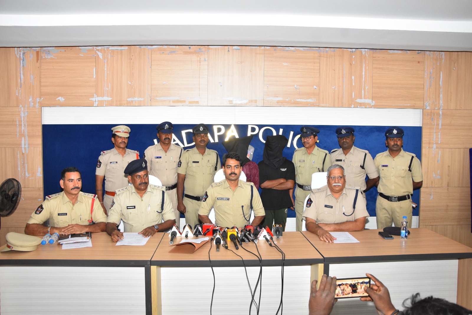 ఇంటి దొంగతనాలకు పాల్పడే ముఠా అరెస్ట్ -రూ. 36, లక్షల దొంగ సొత్తు స్వాధీనం