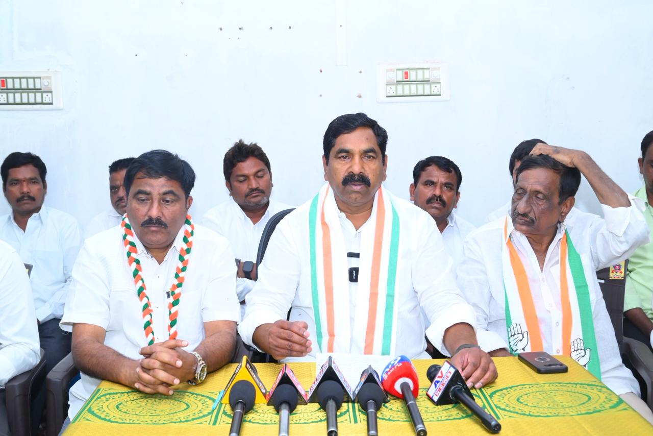 అబద్ధాల పునాదులపై రాజకీయాలు చేస్తున్న మాజీ ఎమ్మెల్యే