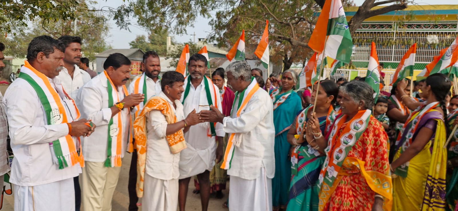 ఆదరించండి అభివృద్ధి చేస్తా.