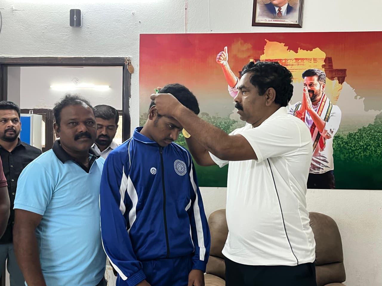 జాతీయస్థాయి బాక్సింగ్ పోటీలకు ఎంపికైన శీలం రాజార్షి ని అభినందనలు తెలిపిన ఎమ్మెల్యే నాగరాజు
