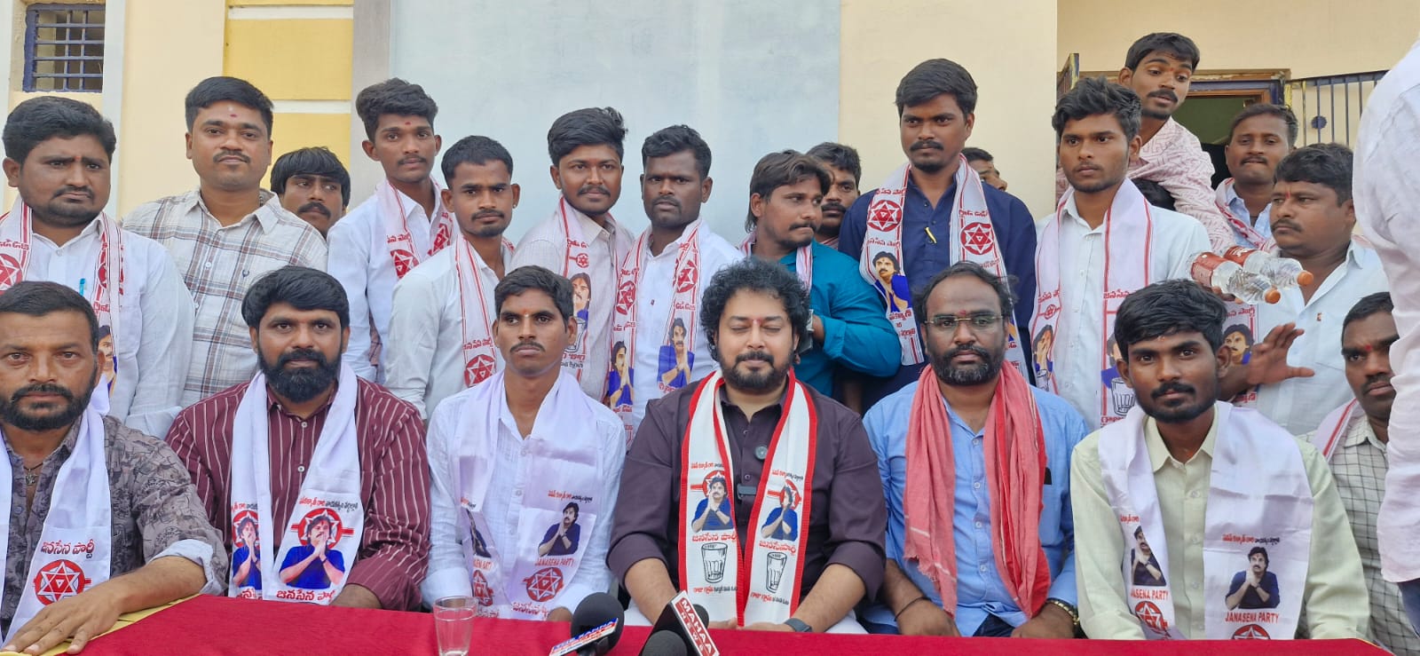 ఐజ పట్టణానికి హీరో తనుష్.