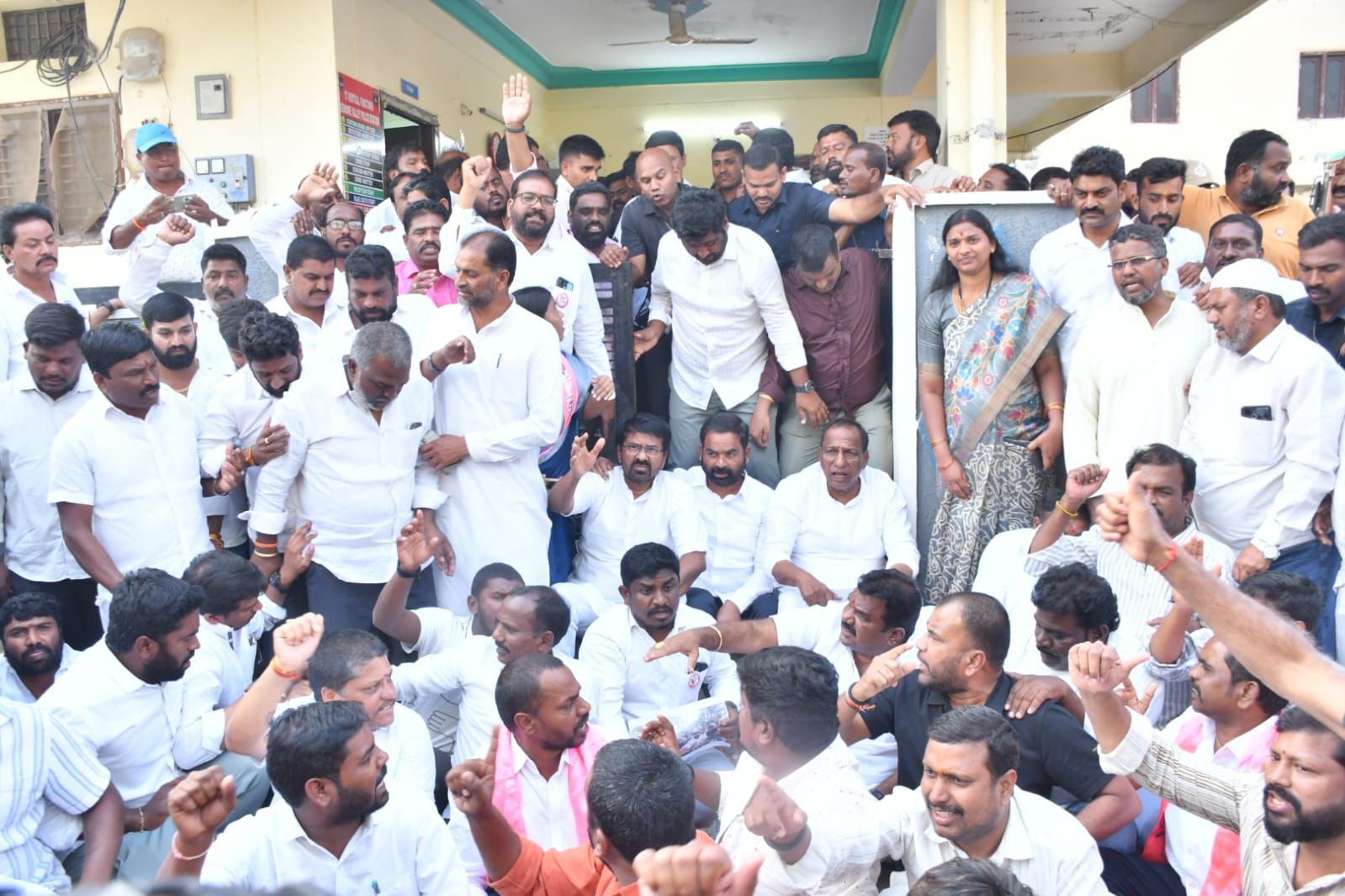 బిఆర్ఎస్ నాయకులపై దాడులను నిరసిస్తూ ధర్నా