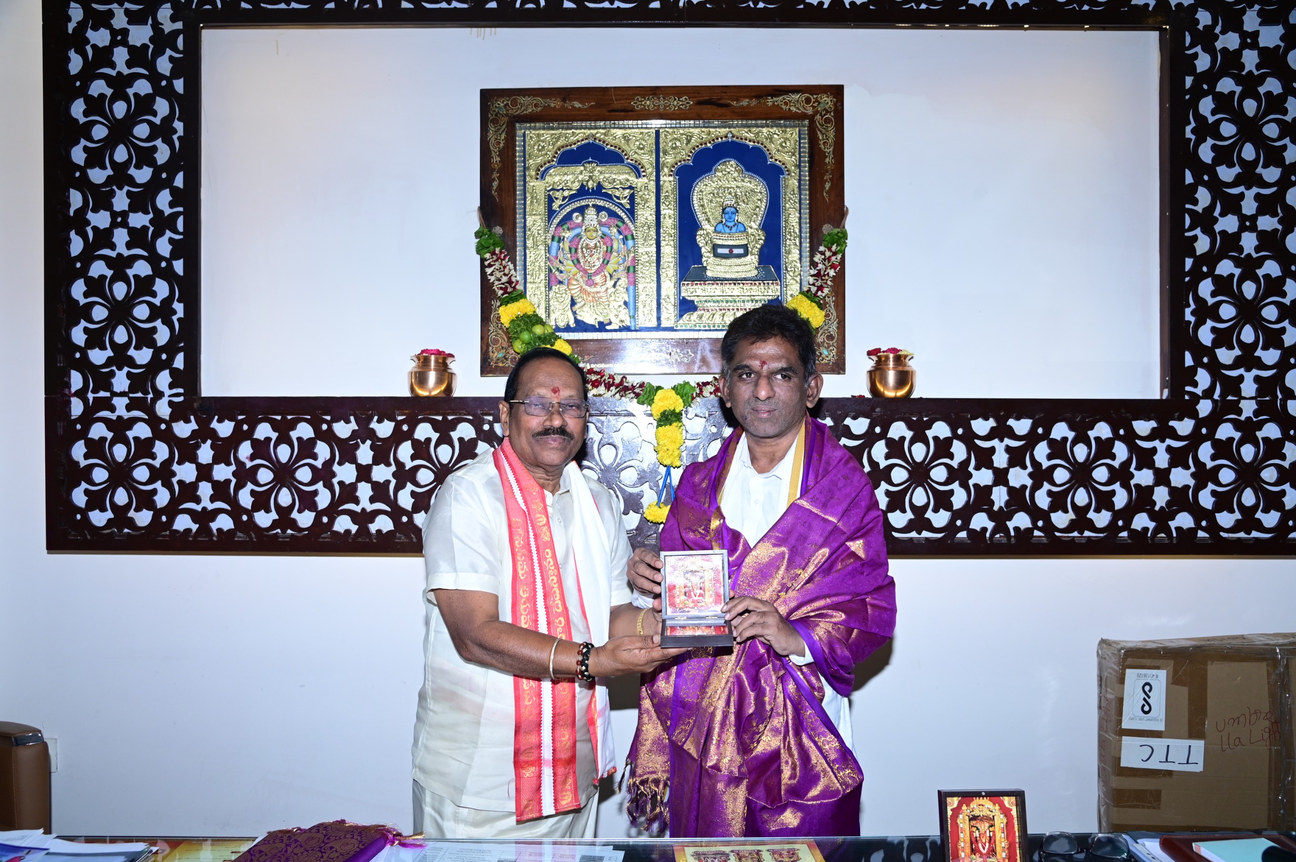 విజయవాడ ఇంద్రకీలాద్రిపై కొలువై ఉన్న కనకదుర్గమ్మను శ్రీశైలం దేవస్థానం బోర్డు