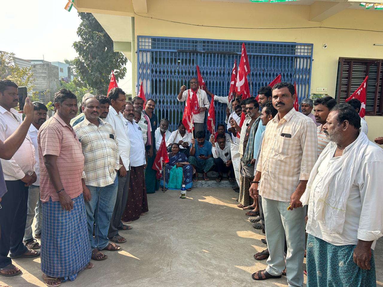 చిలుకూరు ప్రాథమిక సహకార సంఘం ఎదుట రైతులు పురుగుల మందు డబ్బాలతో నిరసన