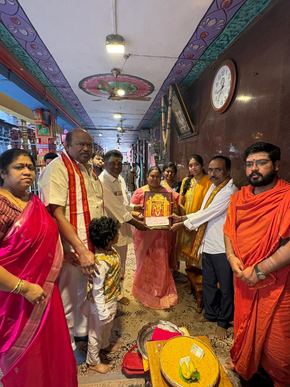 విజయవాడ ఇంద్రకీలాద్రిపై కొలువై ఉన్న శ్రీ కనకదుర్గమ్మ వారికి పశ్చిమ గోదావరి జిల్లా, నిడదవోలు