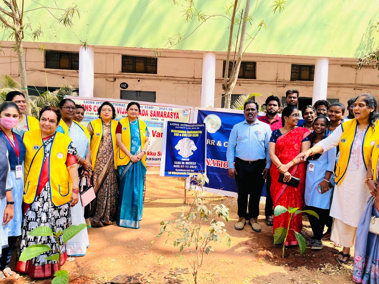 ఎస్ ఆర్ ఆర్ కళాశాలలో మొక్కలు నాటుతున్న సామరస్య లైన్స్ అండ్ లియో క్లబ్స్ *