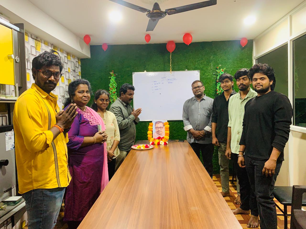 యువనాయకుడి పుట్టినరోజు వేళ ప్రజా నాయకుడి చేతుల మీదుగా ప్రభుత్వ పాఠశాల విద్యార్థులకు పుస్తకాల పంపిణీ..