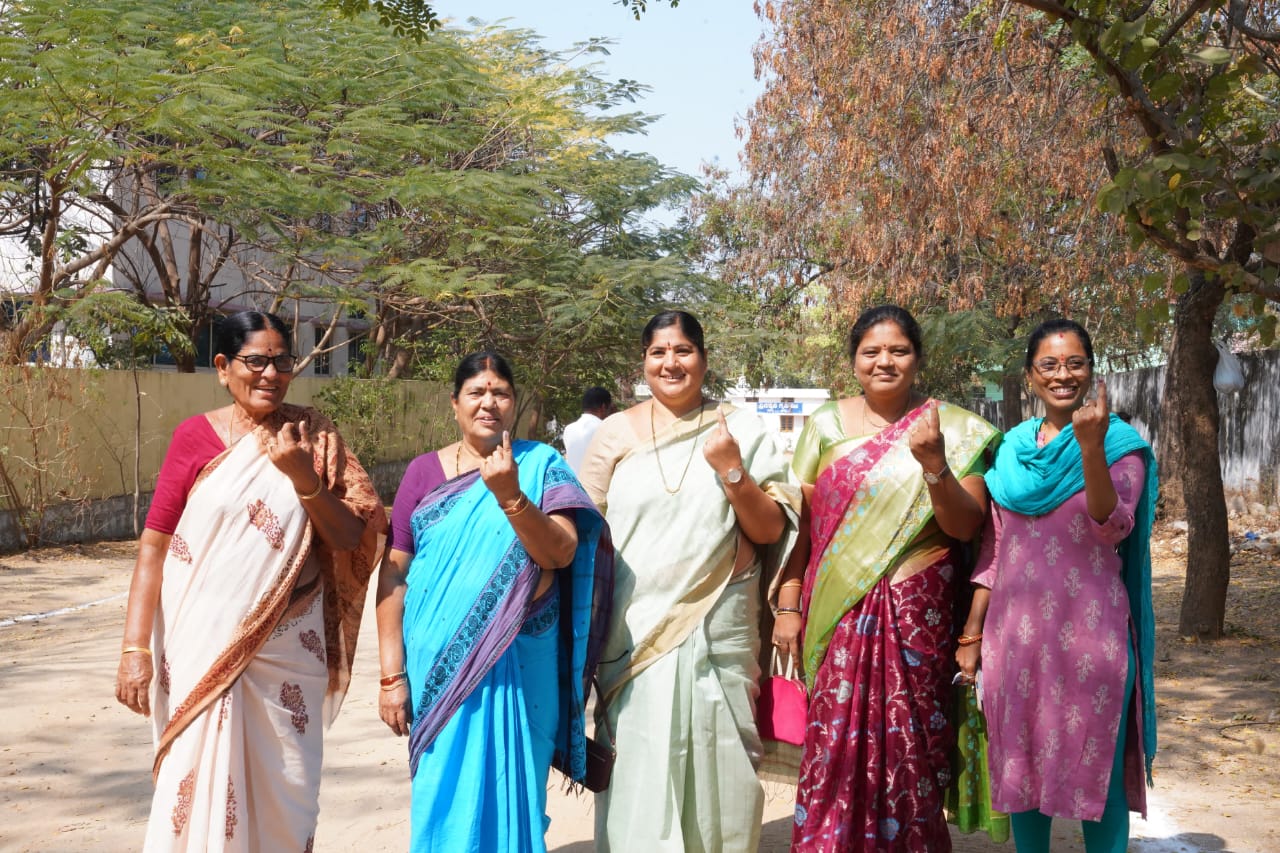 డబ్బులు,మద్యంఏరులై పారిన పురవీధులు ( సైడ్ అయిన) కళ్ళు మూసుకున్న ఆప్కారి శాఖ