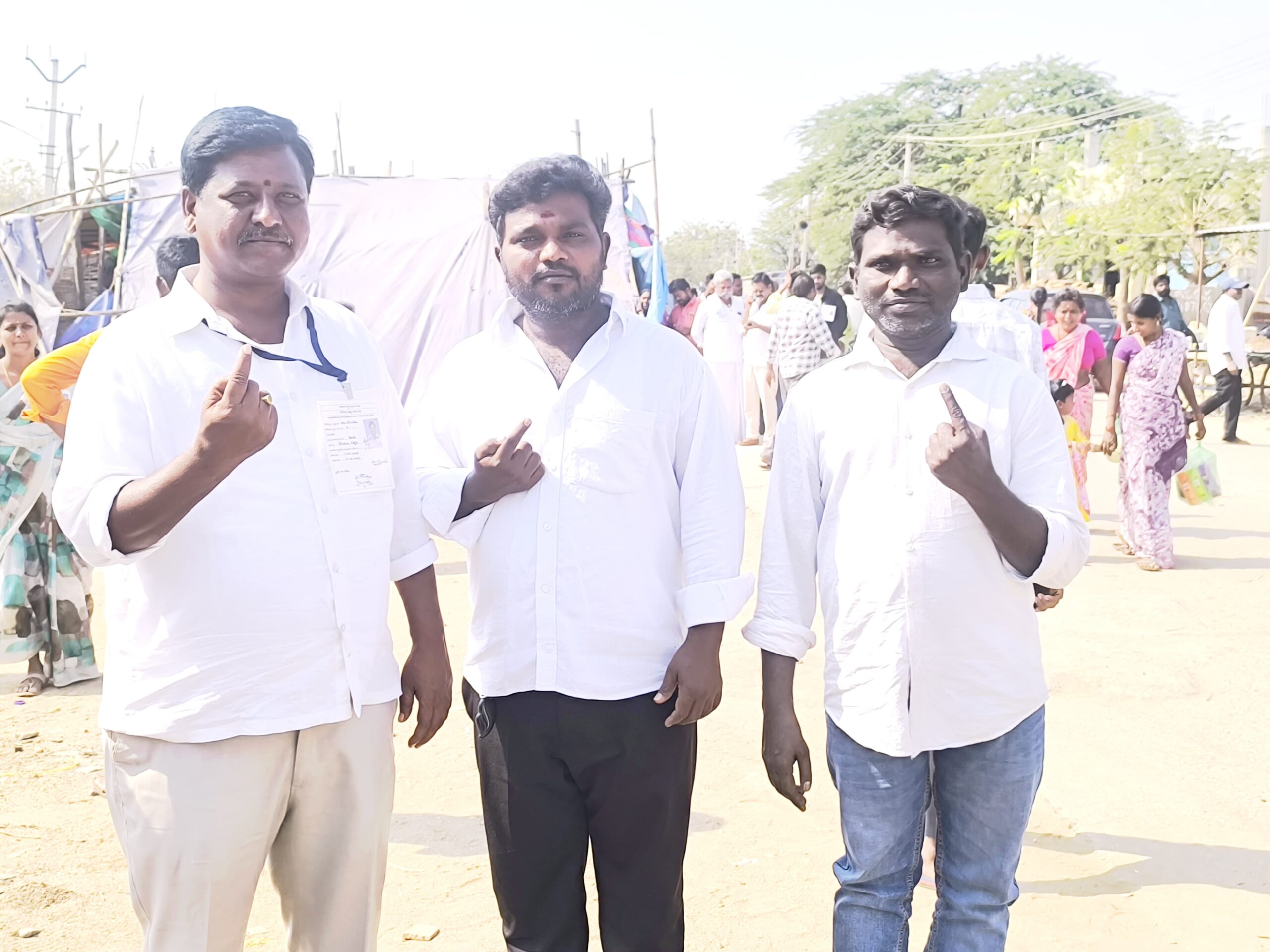 ఓటు హక్కును వినియోగించుకున్న బీఆర్ఎస్ నాయకులు.