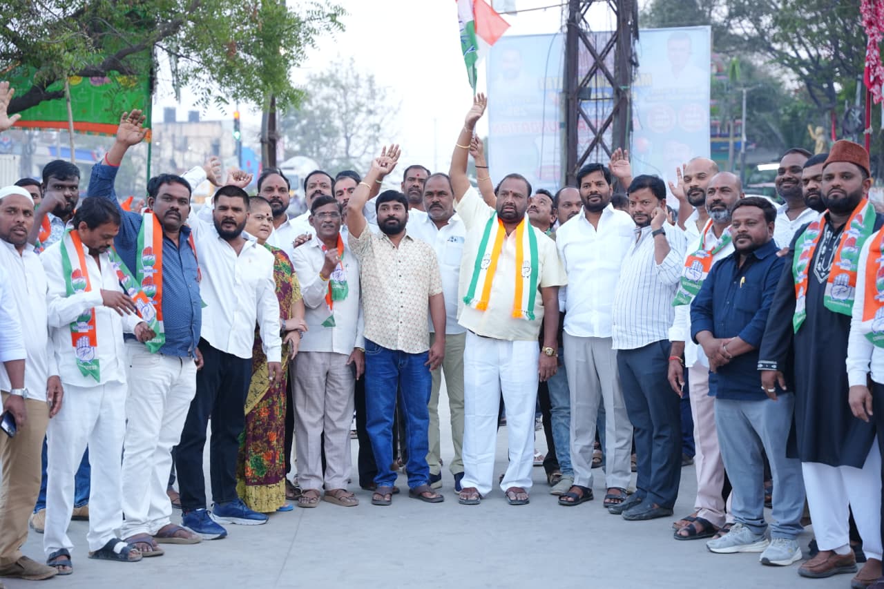 మున్సిపల్ ఎన్నికల ఫలితాల విజయోత్సవ సంబరాల్లో పాల్గొన్న కాంగ్రెస్ నాయకుడు
