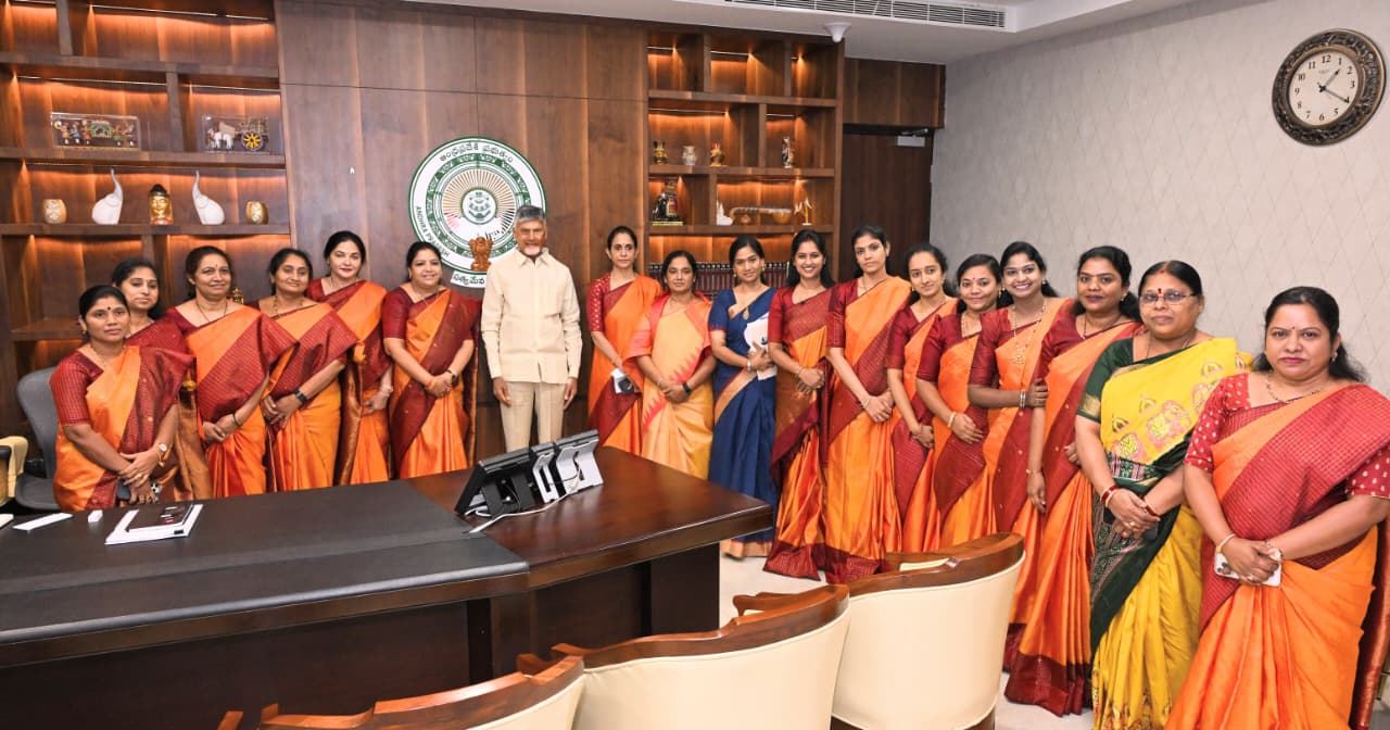 అసెంబ్లీలోని సీఎం ఛాంబర్ లో ముఖ్యమంత్రి