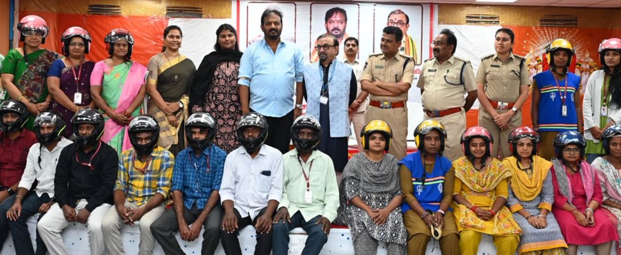 స్విమ్స్ ఉద్యోగులకు హెల్మెట్ల పంపిణీ