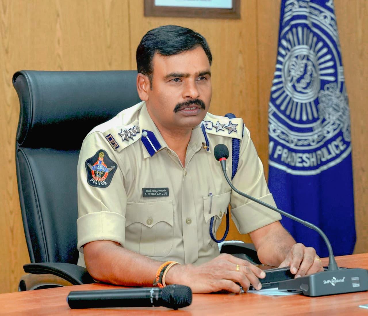 శ్రీకాళహస్తి దేవాలయం లో శివరాత్రి నాడు శివ స్వామి భక్తుల పై పోలీసు లు