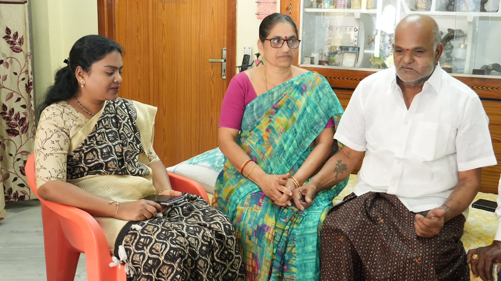 గ్రామ తెలుగుదేశం పార్టీ అధ్యక్షుడు గుత్తికొండ రాంబాబు  కి ఆంధ్రప్రదేశ్ ప్రభుత్వ విప్ ఎమ్మెల్యే