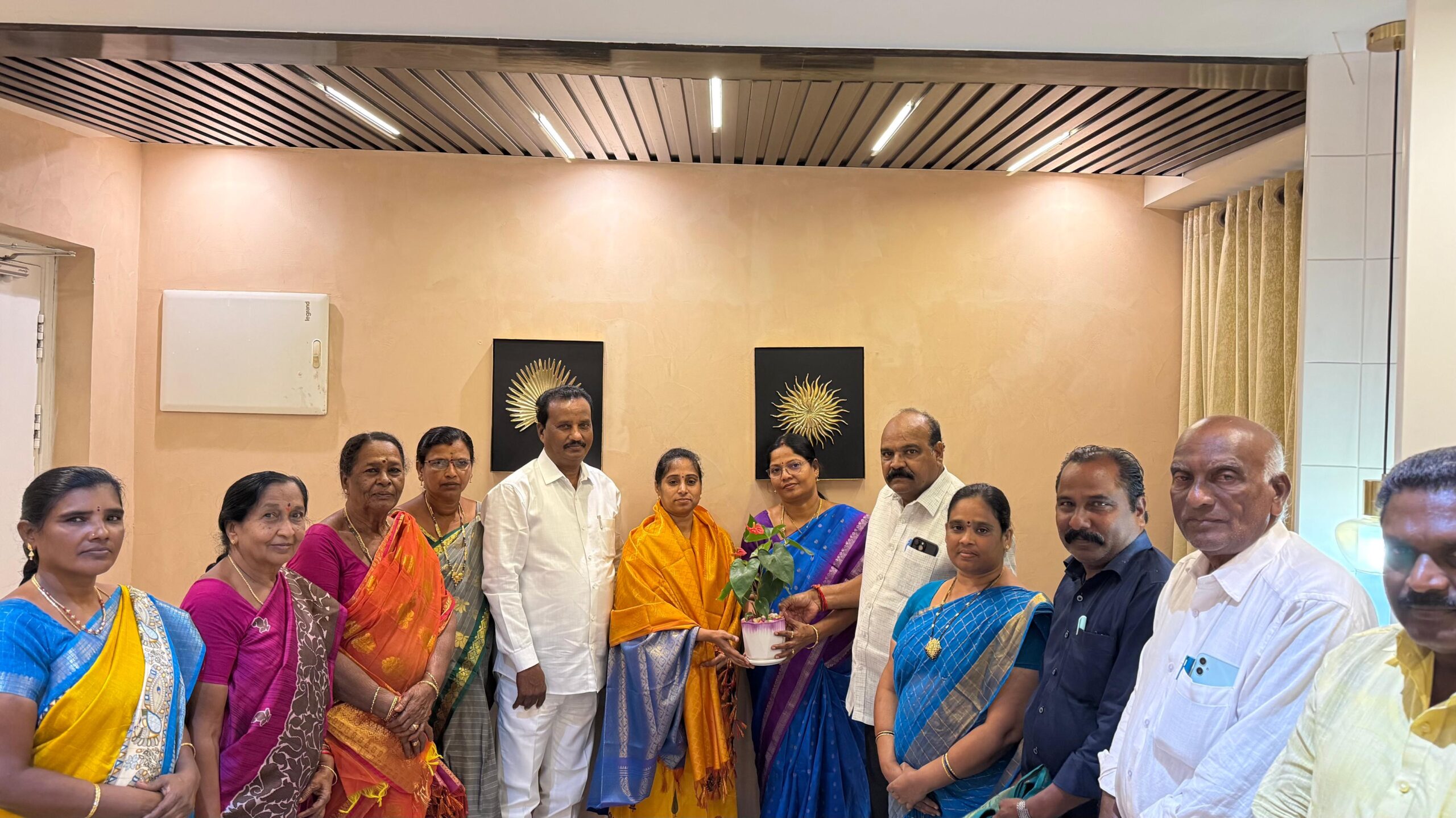 గుంటూరు పశ్చిమ ఎమ్మెల్యే గళ్ళ మాధవిని కలిసిన అవనిగడ్డ నియోజకవర్గ టీడీపీ నేతలు