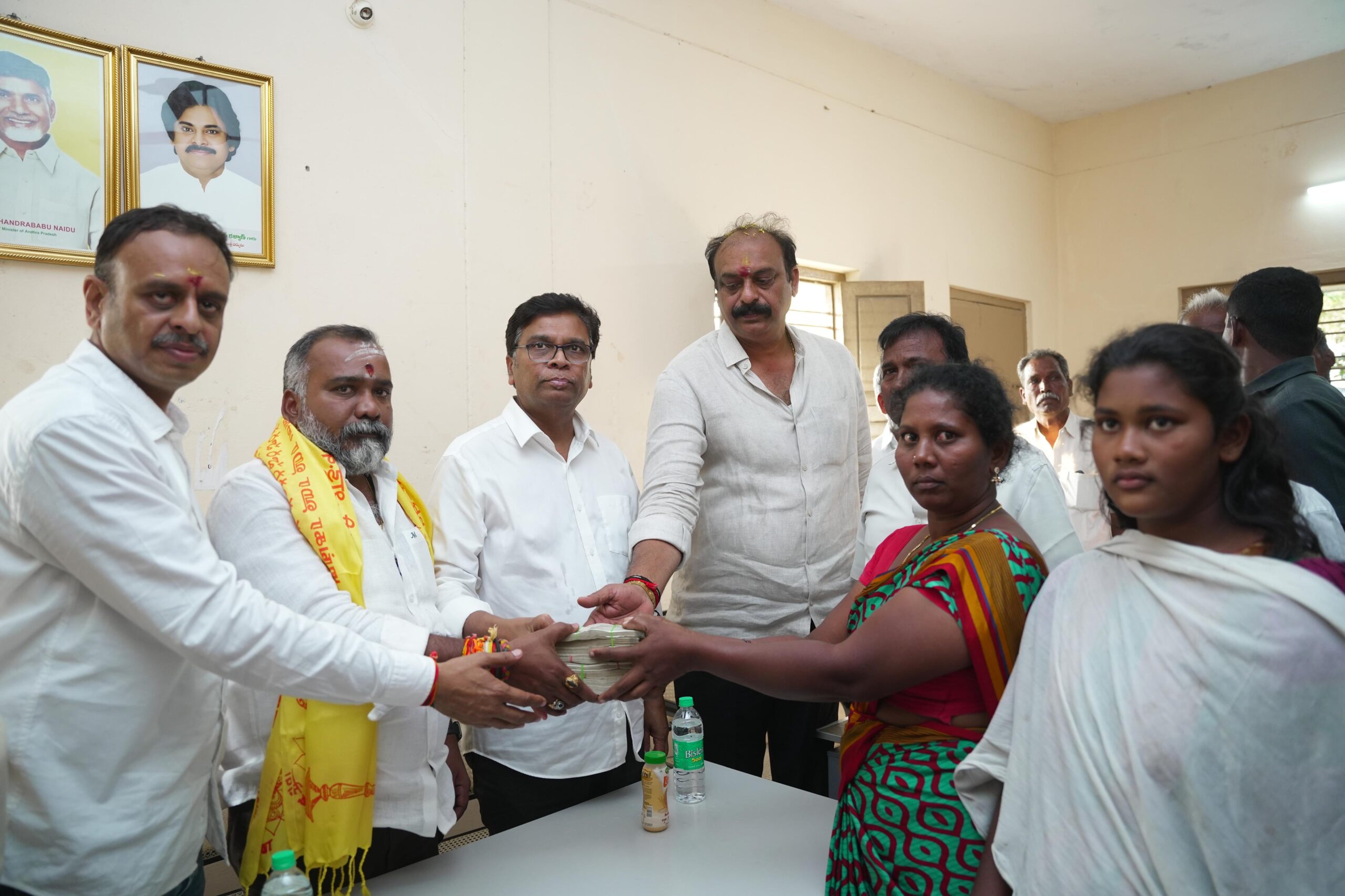 టీడీపీ కార్యకర్తకు 4లక్షల ఆర్ధిక సాయం