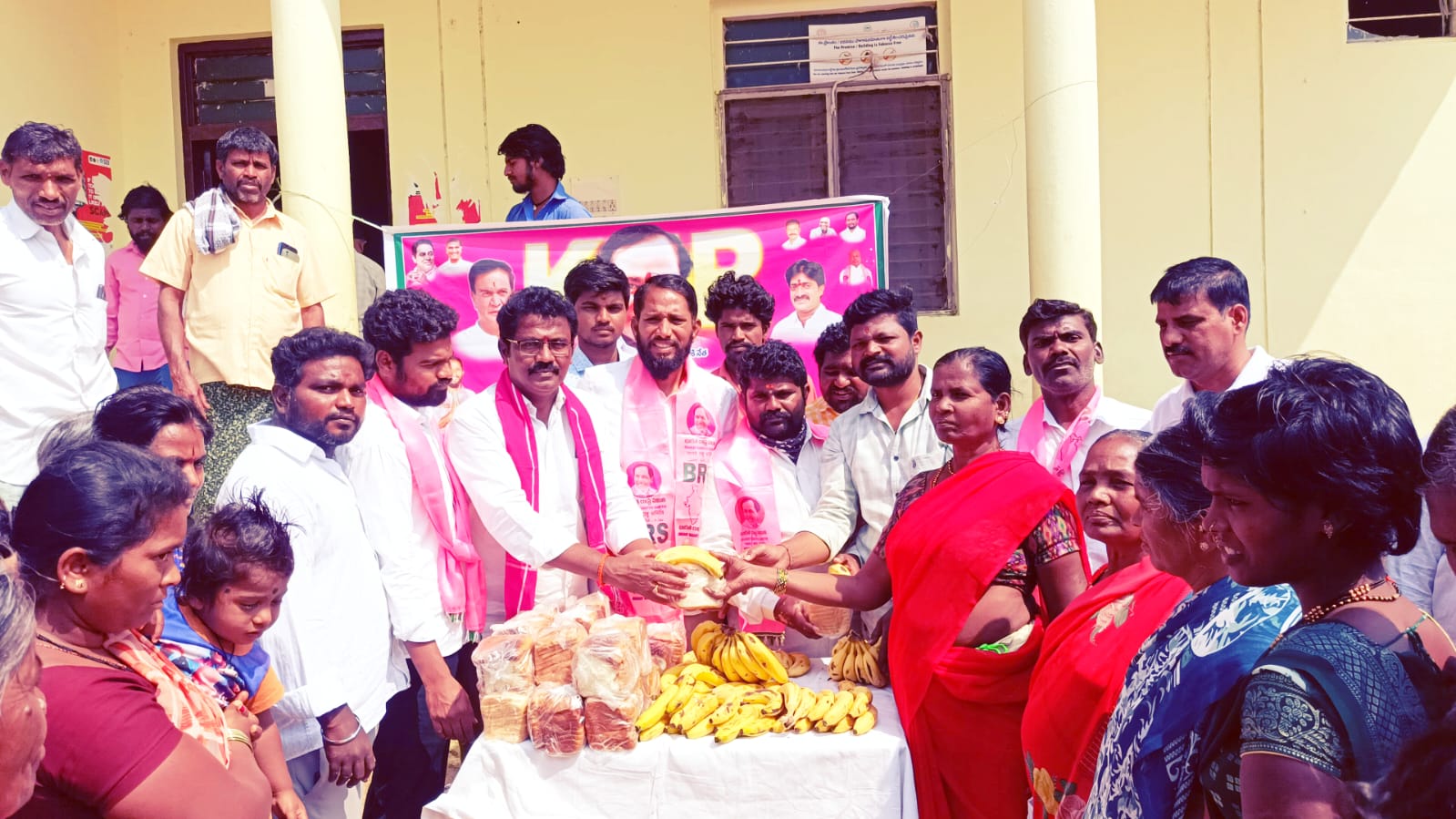కెసిఆర్ జన్మదిన సందర్భంగా పాలు, పండ్లు,బ్రెడ్లు పంపిణీ