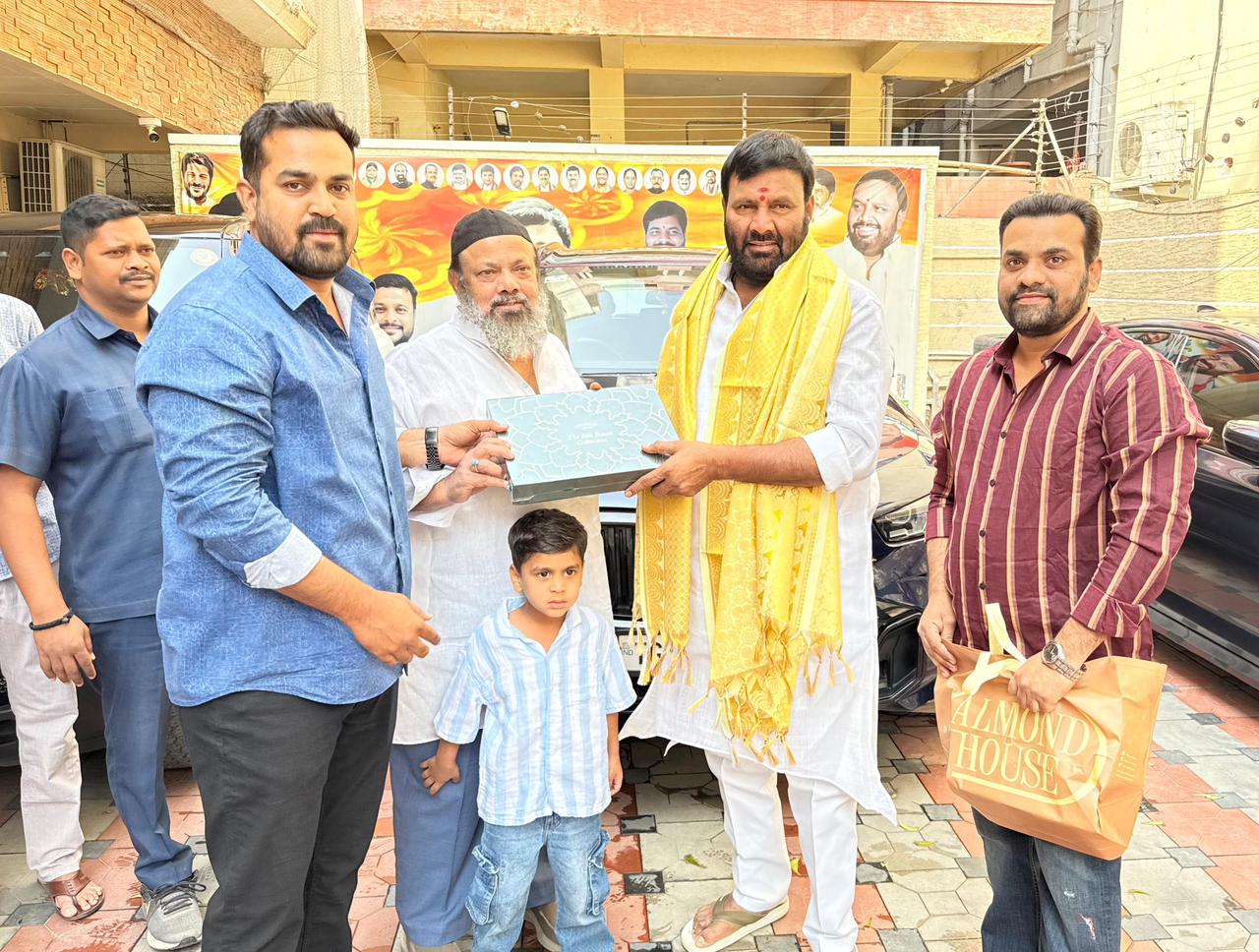 మాజీ శాసనసభ్యులు కూన శ్రీశైలం గౌడ్ కి పలు ఆహ్వానాలను మరియు వివిధ సమస్యలపై వినతి పత్రాలను
