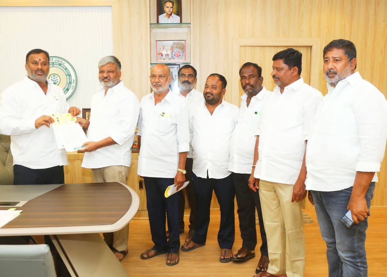 పుంగనూరు లబ్ధిదారులకు సీఎంఆర్ఎఫ్ చెక్కుల పంపిణీ