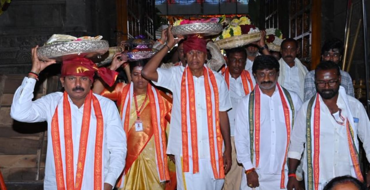 శ్రీకాళహస్తీశునికి కాణిపాకం పట్టువస్త్రాలు