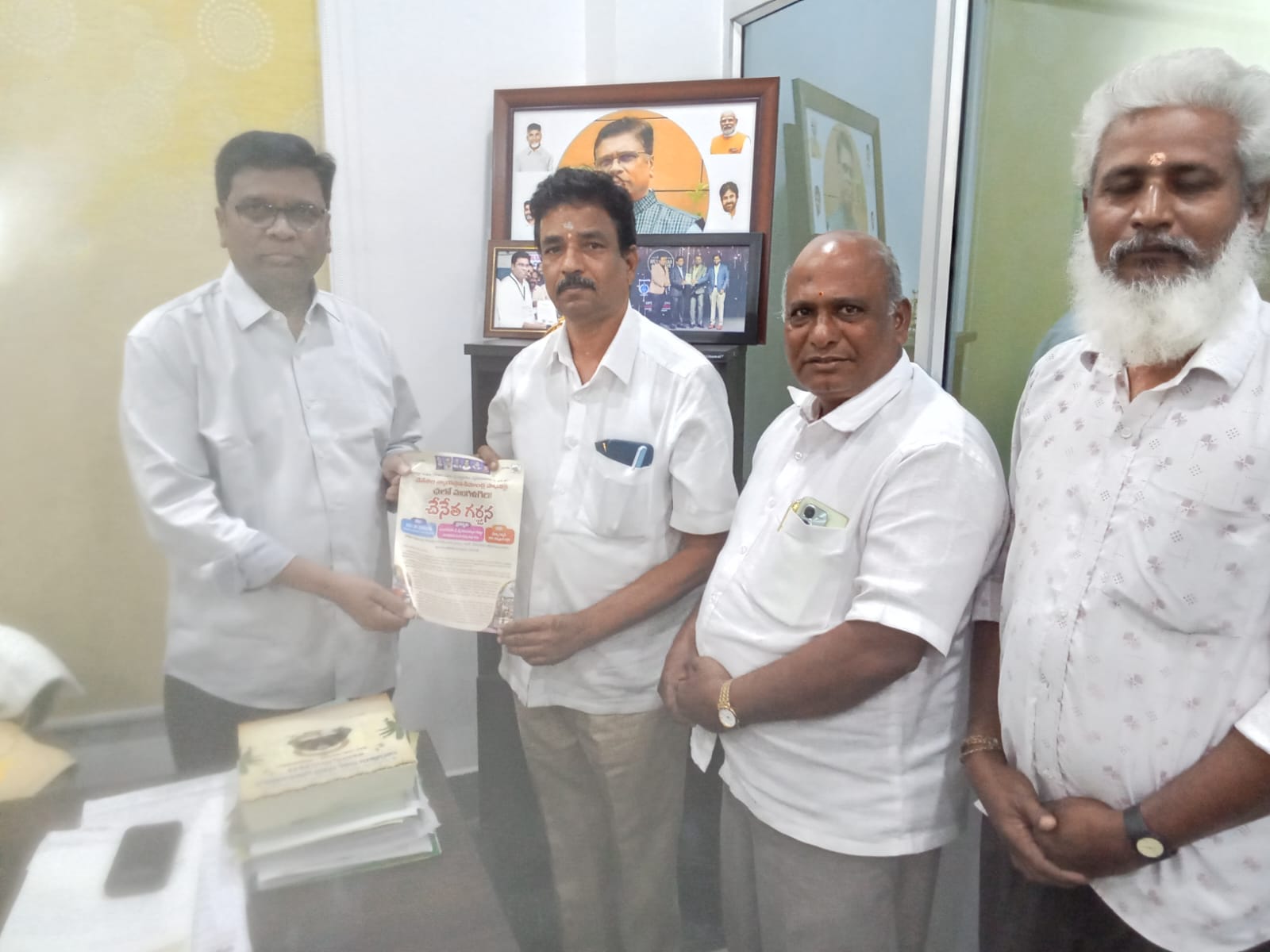 చేనేతల సమస్యలు పరిష్కరించాలి