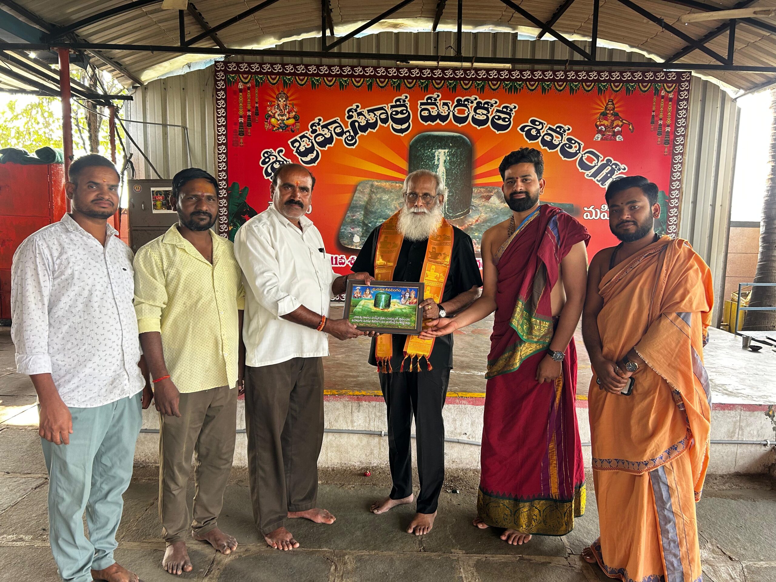 శ్రీ మరకత లింగేశ్వర దివ్య క్షేత్రంలో రాజ్యసభ ఎంపీ, టాలీవుడ్ సినీ రచయిత విజయేంద్రప్రసాద్ ప్రత్యేక పూజలు