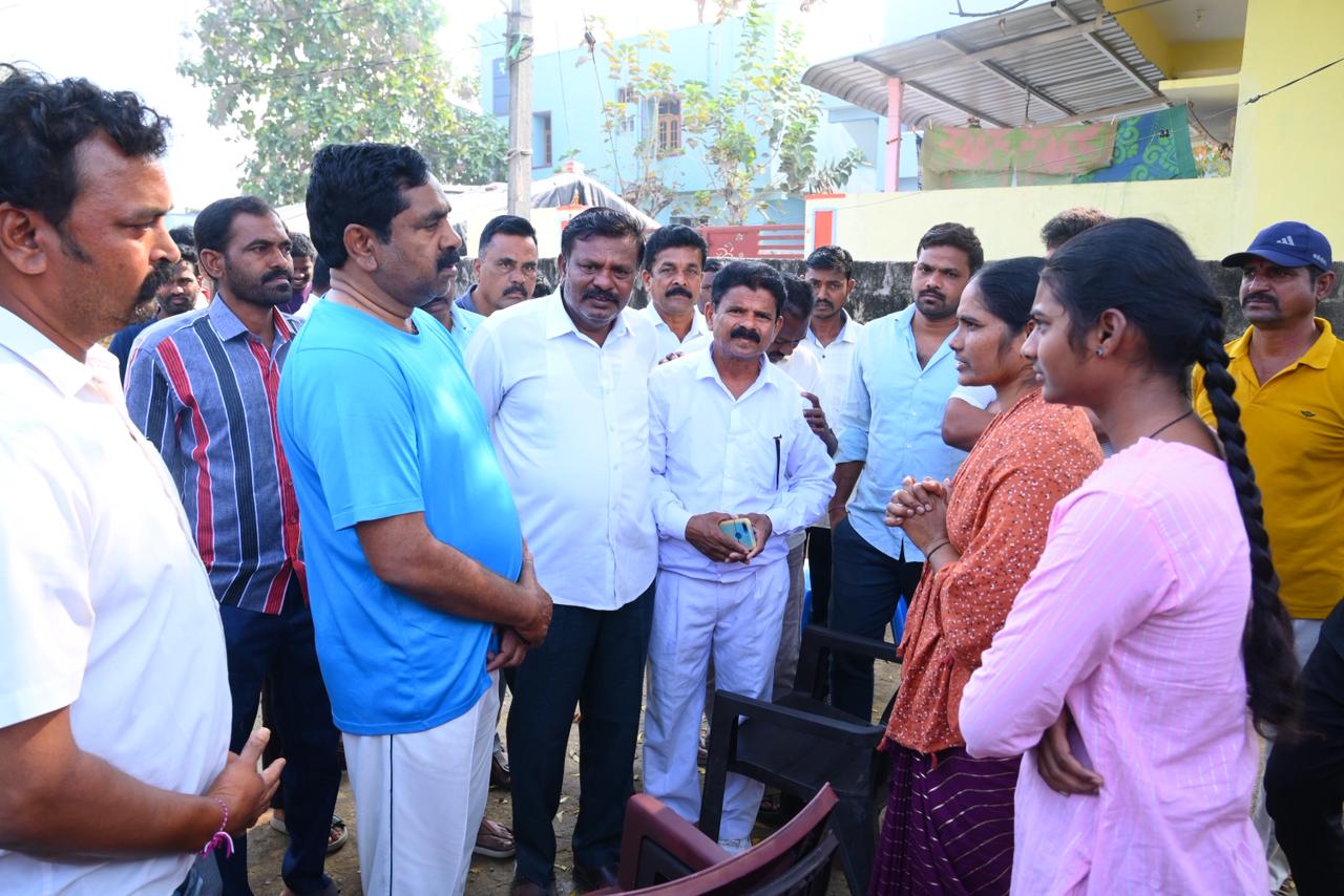 మగ్గిడి మహేందర్ మృతదేహానికి పూలమాల వేసి నివాళులర్పించిన ఎమ్మెల్యే నాగరాజు