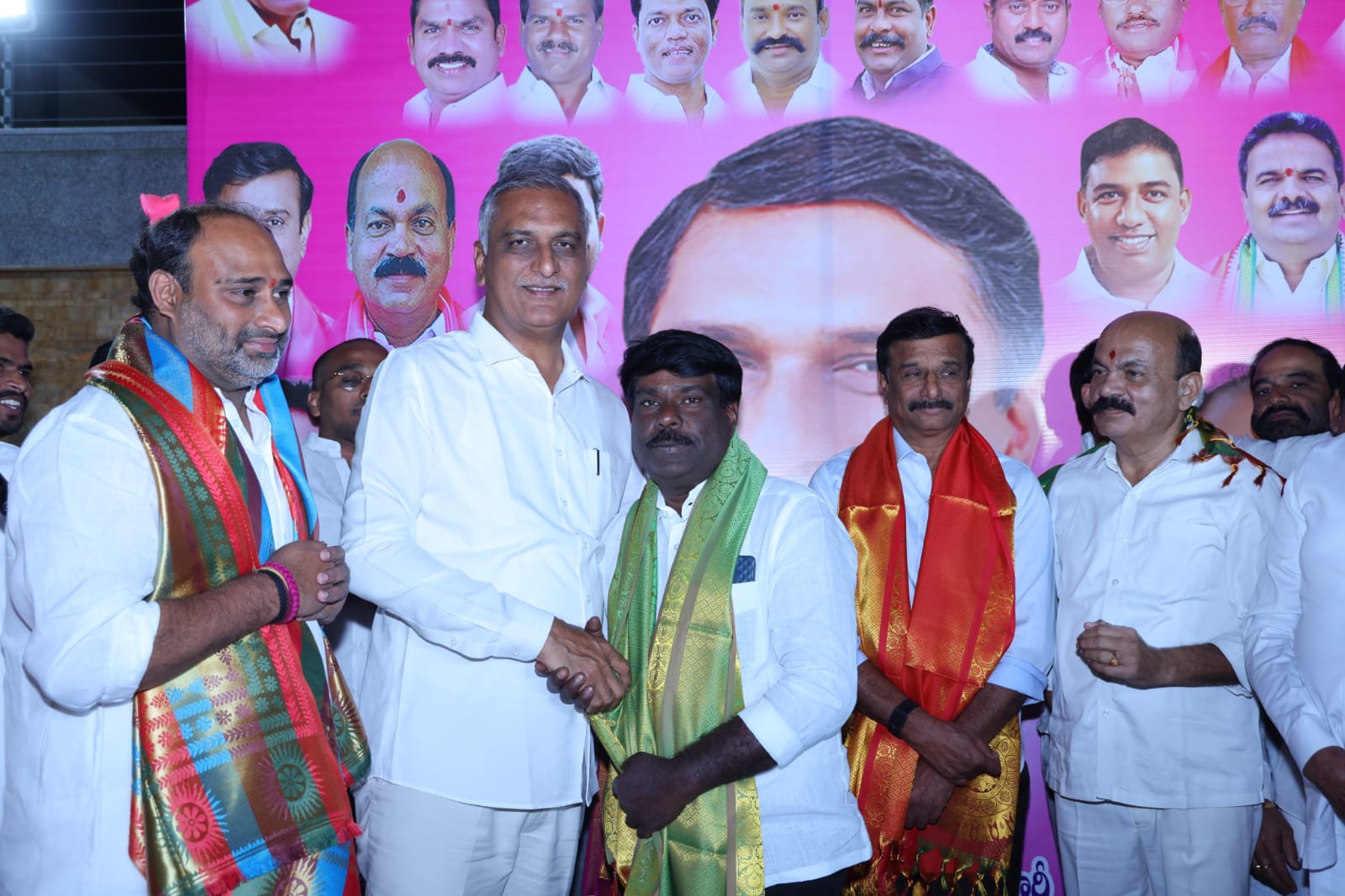 మాజీ మంత్రి హరీశ్ రావు  సాన్నిధ్యంలో మున్సిపల్ విజేతల ఘన సన్మానం కార్యక్రమం