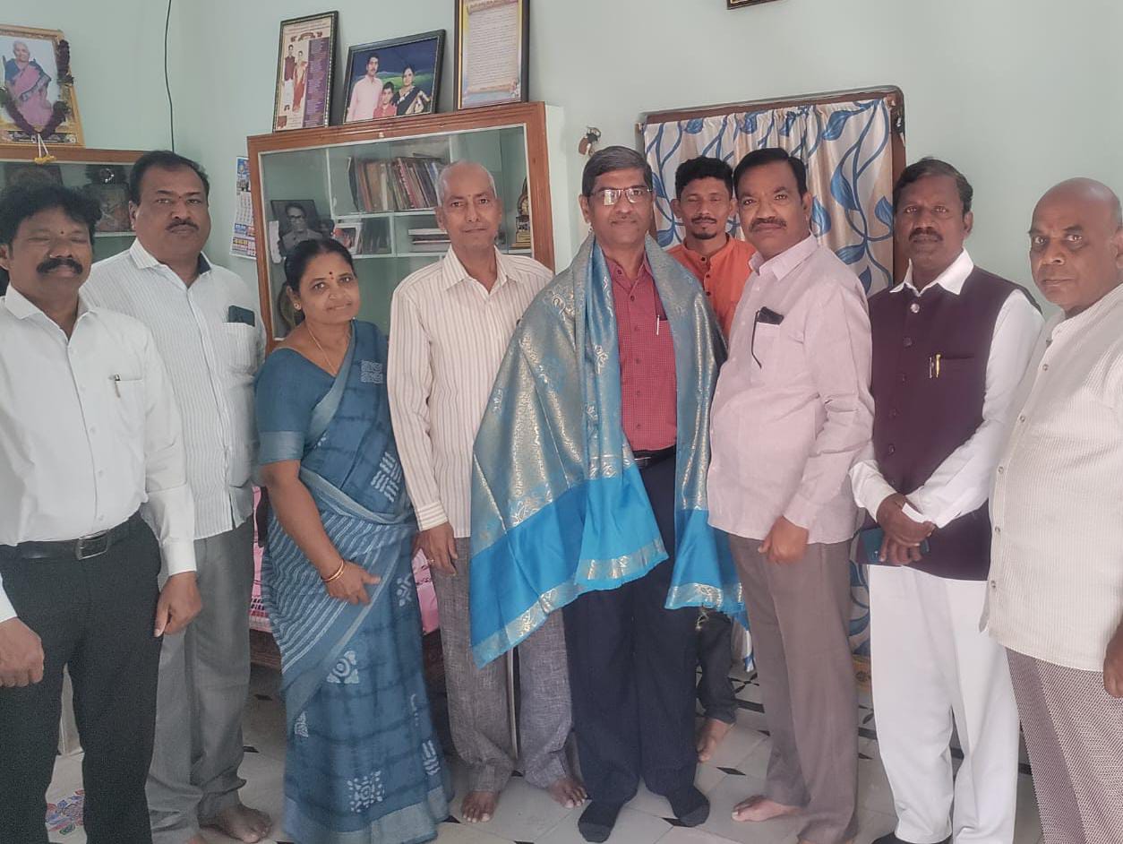 రెడ్ క్రాస్ రాష్ట్ర ప్రధాన కార్యదర్శి శ్రీరాములును సన్మానించిన సాహితి కళా వేదిక