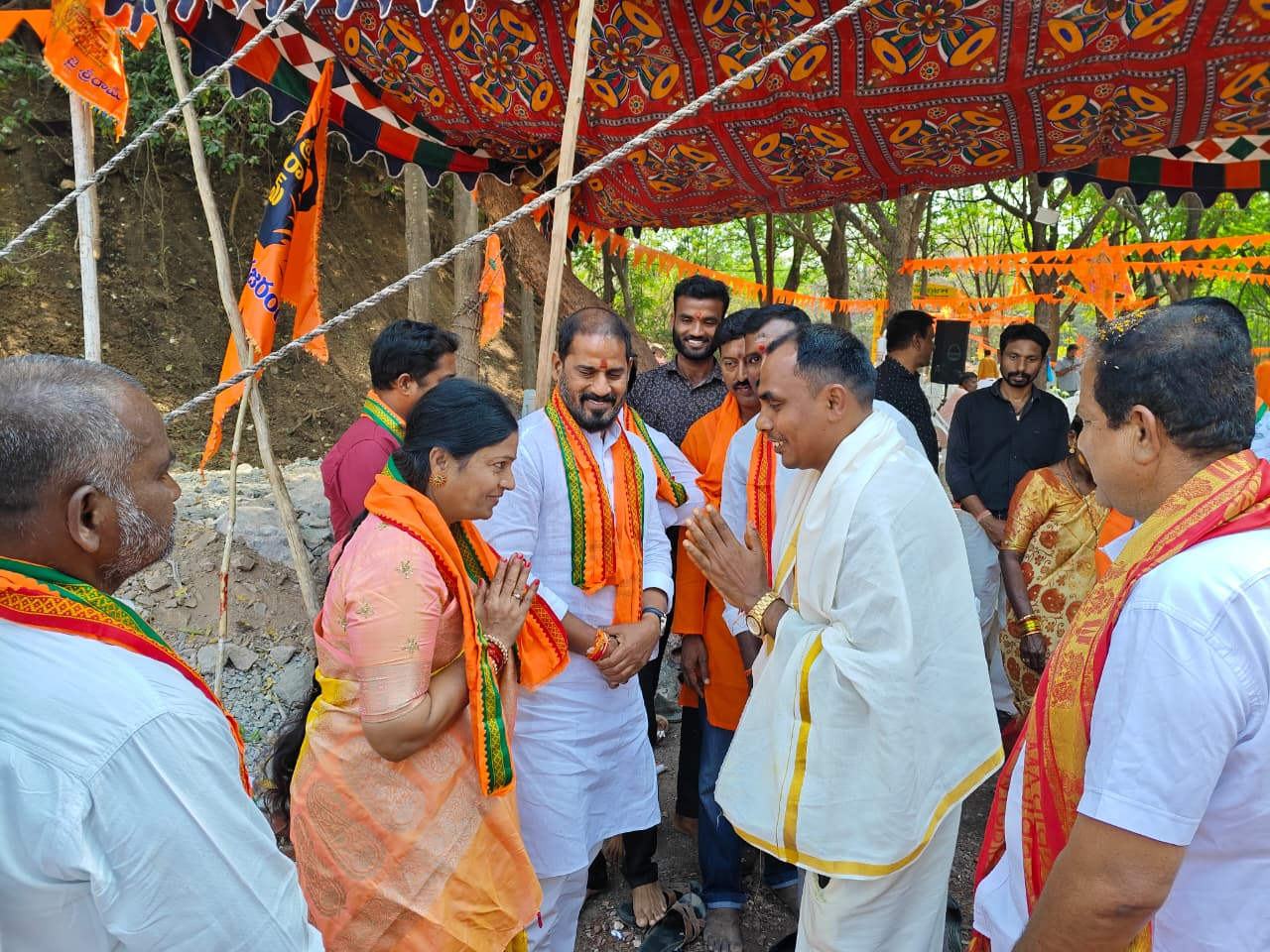 హనుమాన్ విగ్రహ ప్రతిష్టాపన మహోత్సవ కార్యక్రమానికి హాజరైన బిఆర్ఎస్ రాష్ట్ర నాయకులు కౌశిక లత- హారి