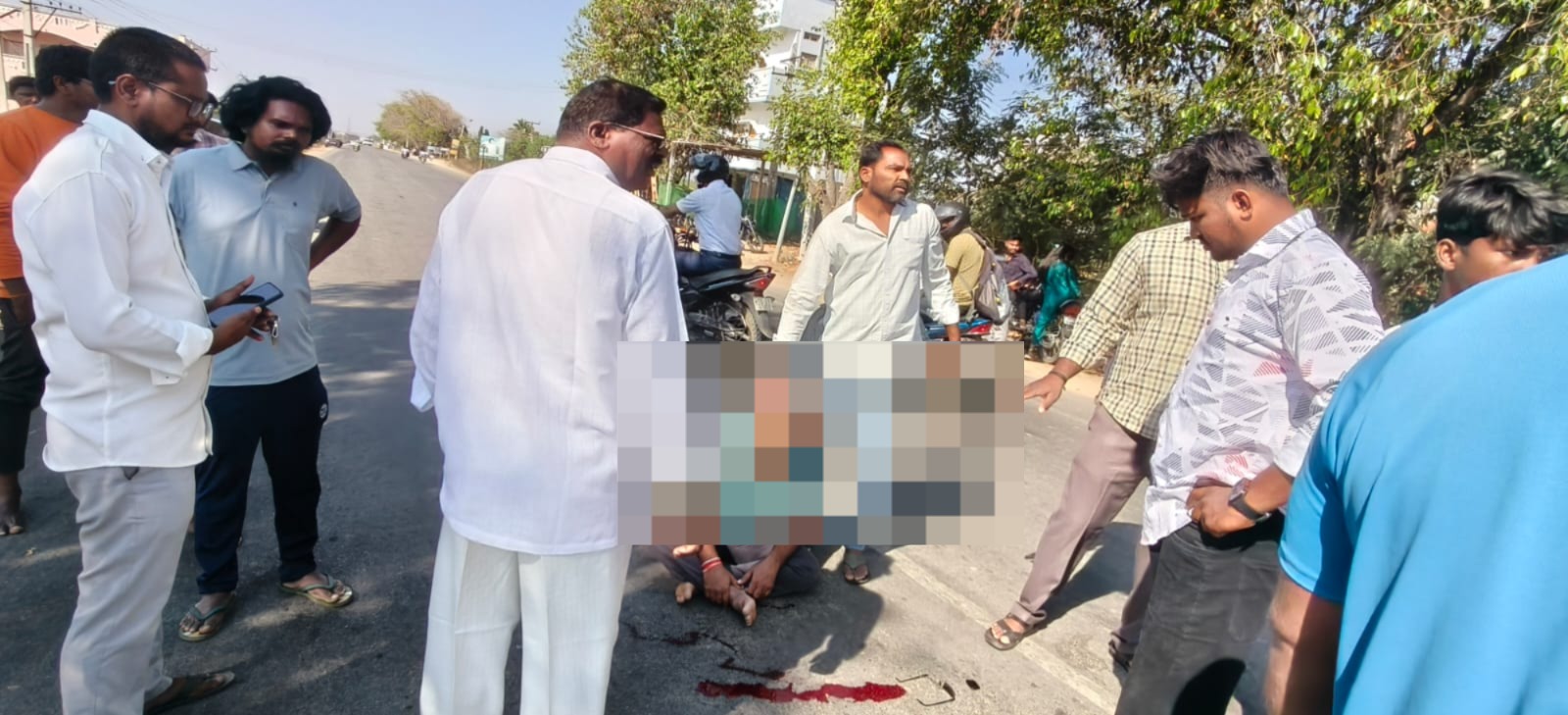 రెండు ద్విచక్ర వాహనాలు ఢీ, గాయపడిన వ్యక్తిని బైక్ పై ఆసుపత్రికి తరలించిన ఎస్సై