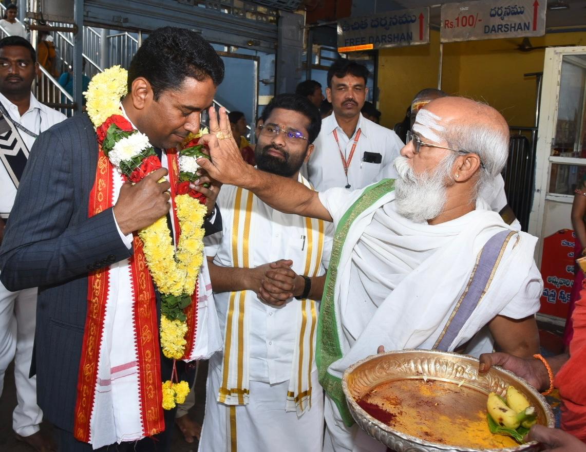 దుర్గమ్మను దర్శించుకున్న (NTR) జిల్లా ప్రస్తుత కలెక్టర్ మరియు జిల్లా మేజిస్ట్రేట్