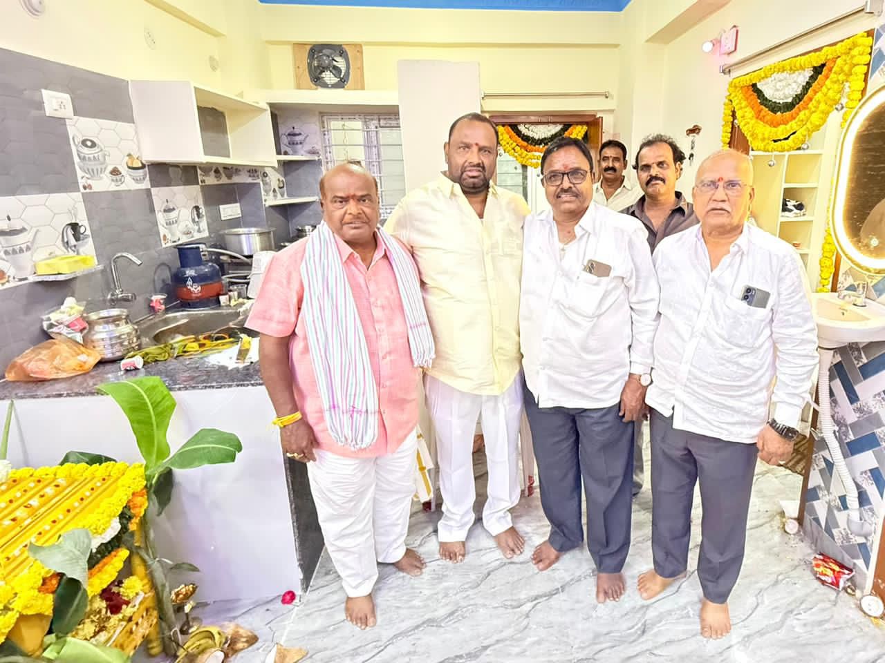 నూతన గృహప్రవేశ వేడుకలో పాల్గొన్న కాంగ్రెస్ నాయకుడు కూన శ్రీనివాస్ గౌడ్