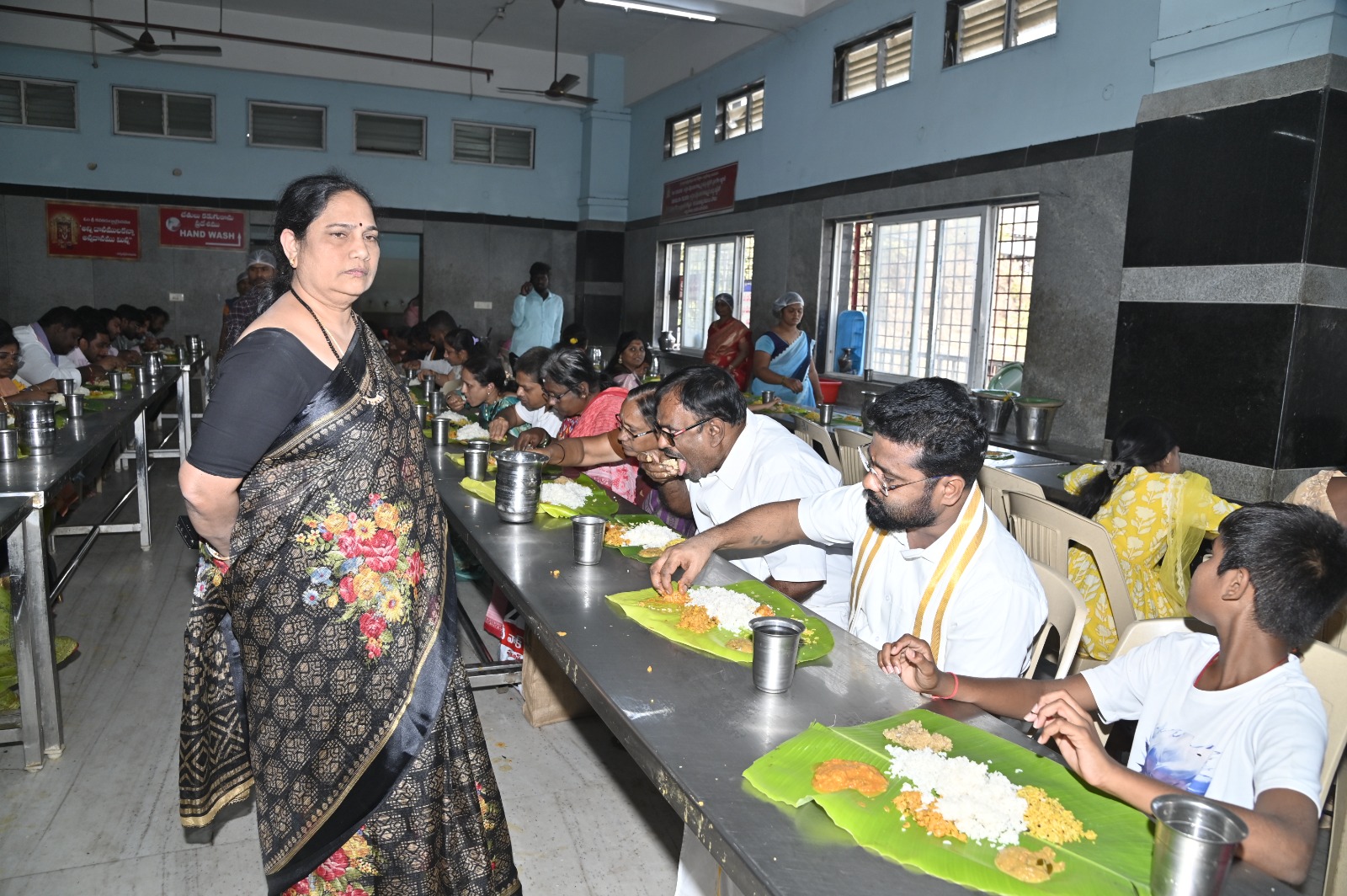 విజయవాడ దుర్గమ్మ అన్నప్రసాదం ఆలయ ఈవో   సీనా నాయక్