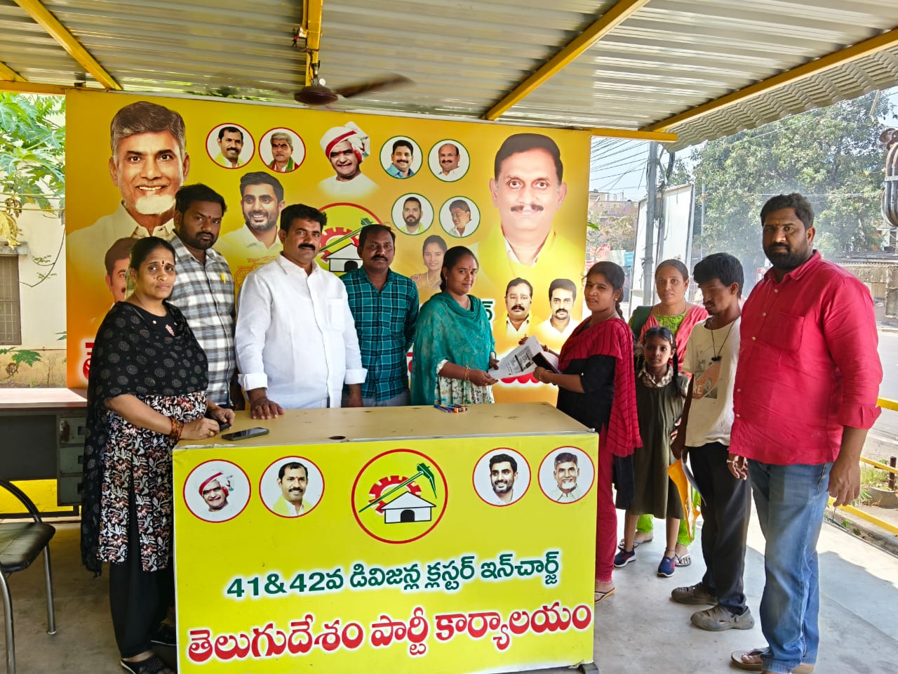 42 వ డివిజన్ హౌసింగ్ బోర్డ్ కాలనీలోని క్లస్టర్ ఇంచార్జీ తెలుగుదేశం
