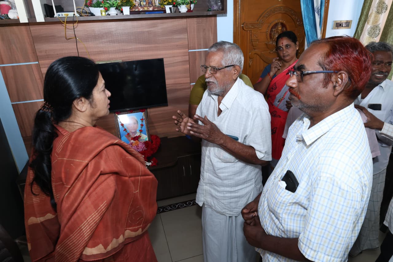 విజయ డైరీ డైరెక్టర్ గోళ్ళ సుధాకర్ అమ్మ కి నివాళులర్పించిన ఎమ్మెల్యే ప్రశాంతమ్మ