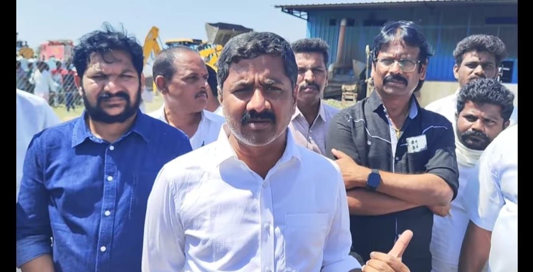 డ్రిప్ ఫ్యాక్టరీ మంటల్లో దగ్ధం కోట్లల్లో ఆస్తి నష్టం.బాధితుడు ప్రతాపరెడ్డి ఆవేదన.